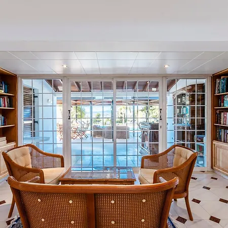 Mountain View 6 Bed Mansion With Private Padel Court, Pool & Gym Βίλα *