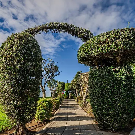 فيلة Mountain View 6 Bed Mansion With Private Padel Court, Pool & Gym لارنكا