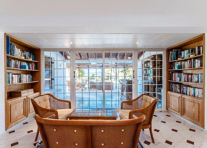 Mountain View 6 Bed Mansion With Private Padel Court, Pool & Gym Vila *