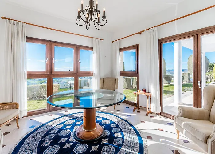 Mountain View 6 Bed Mansion With Private Padel Court, Pool & Gym فيلة *