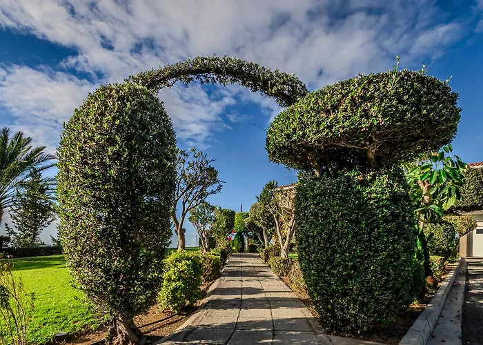 فيلة Mountain View 6 Bed Mansion With Private Padel Court, Pool & Gym لارنكا