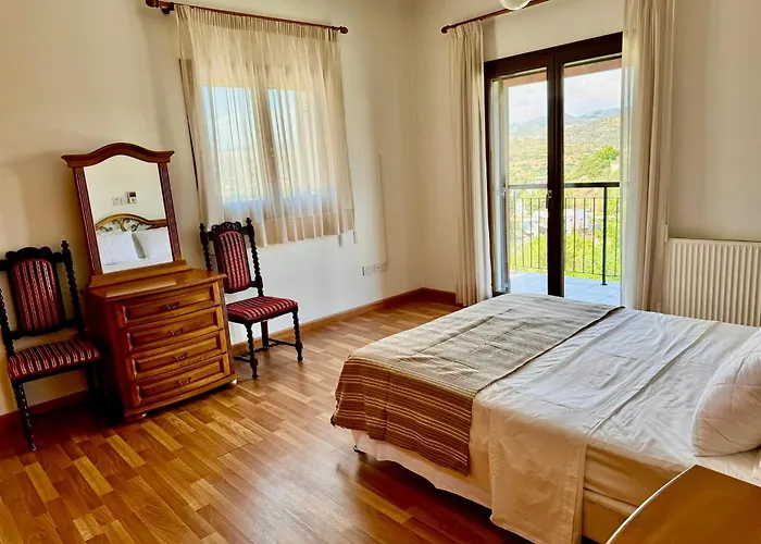 Mountain View 6 Bed Mansion With Private Padel Court, Pool & Gym فيلة لارنكا