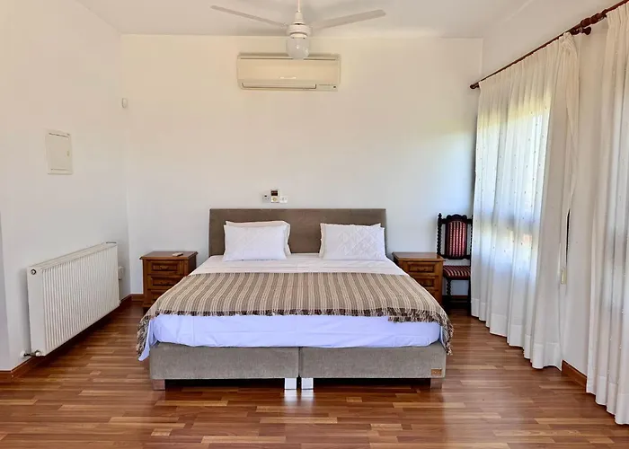 Mountain View 6 Bed Mansion With Private Padel Court, Pool & Gym فيلة