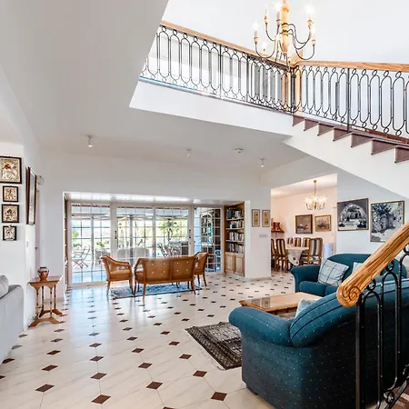 Mountain View 6 Bed Mansion With Private Padel Court, Pool & Gym * Lárnaka