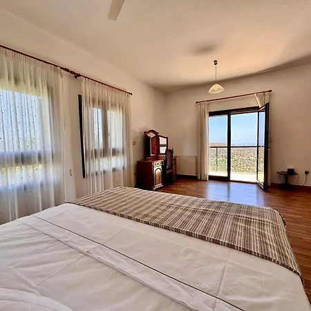 Mountain View 6 Bed Mansion With Private Padel Court, Pool & Gym Lárnaka