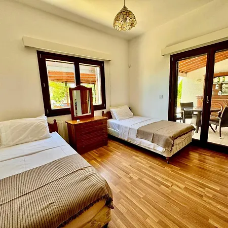 Mountain View 6 Bed Mansion With Private Padel Court, Pool & Gym Villa Lárnaka