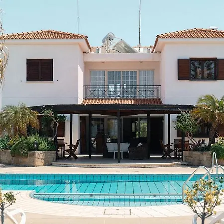 Mountain View 6 Bed Mansion With Private Padel Court, Pool & Gym ヴィラ ラルナカ