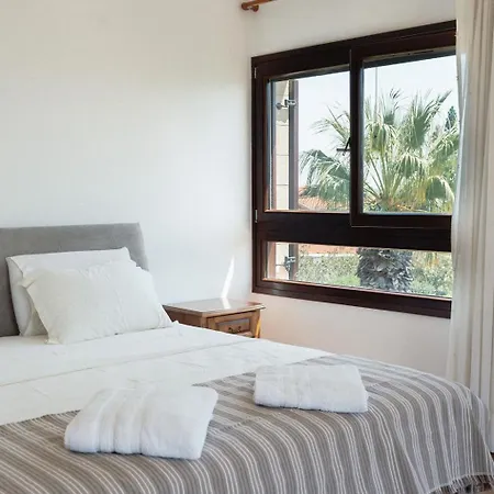 Mountain View 6 Bed Mansion With Private Padel Court, Pool & Gym לרנקה