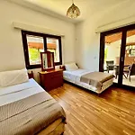 Mountain View 6 Bed Mansion With Private Padel Court, Pool & Gym فيلة لارنكا