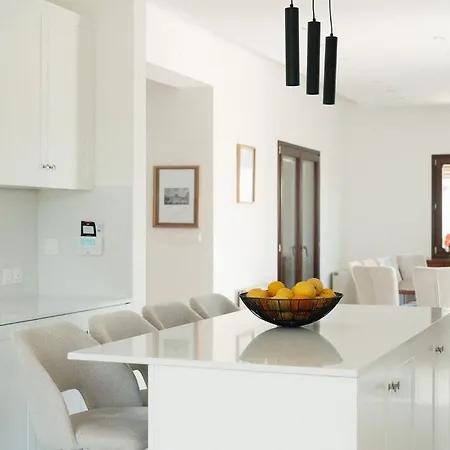 Vilă Mountain View 6 Bed Mansion With Private Padel Court, Pool & Gym Larnaca