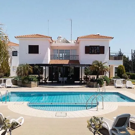 Mountain View 6 Bed Mansion With Private Padel Court, Pool & Gym Vilă Larnaca